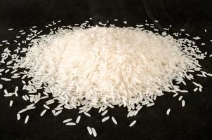 branco arroz em Preto fundo foto