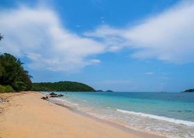 belo ponto de vista paisagístico para cartão postal e calendário de design tropical rock vista frontal da praia mar céu azul com vista para a praia de nang ram baía de sattahip chonburi tailândia em dia claro feriado de nuvem branca foto