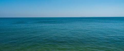 frente Visão panorama azul mar e céu azul fundo manhã dia Veja calma verão natureza tropical mar lindo ocen água viagem bangsaen de praia leste Tailândia chonburi exótico horizonte. foto