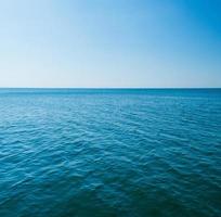 frente Visão panorama azul mar e céu azul fundo manhã dia Veja calma verão natureza tropical mar lindo ocen água viagem bangsaen de praia leste Tailândia chonburi exótico horizonte. foto