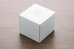 caixa em branco simulada em fundo de madeira foto
