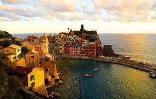 pôr do sol às vernazza, cinque terre, Itália foto