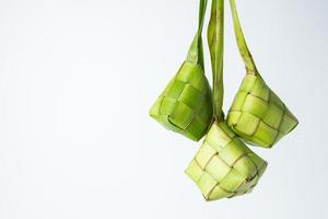 ketupat Lebaran é uma típica indonésio Comida durante a festivo estação do ketupat, eid al fitr, eid al adha, natural arroz embrulho fez a partir de jovem coco folhas em uma branco fundo, esvaziar espaço foto