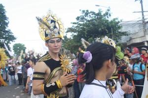 jember, Jawa timur, Indonésia - agosto 25, 2015 jember moda carnaval participantes estão dando seus melhor desempenho com seus fantasias e expressões durante a evento, seletivo foco. foto