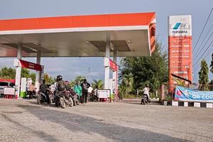 bakongan kabupaten aceh selatão aceh - marcha 11, 2023 pertamina reabastecimento estação prédio, bakongan gás estação durante a dia foto