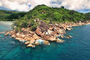 baia lazar enorme pedras e a mar lado, exuberante vegetação, mahe seychelles foto