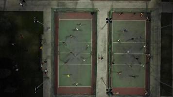 zangão tiro jovem masculino jogando voleibol foto