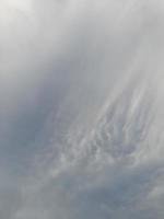 lindo nuvens em profundo azul céu fundo. ampla brilhante suave fofo nuvens estão cobrir a inteira azul céu. foto