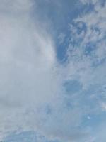 lindo nuvens em profundo azul céu fundo. ampla brilhante suave fofo nuvens estão cobrir a inteira azul céu. foto