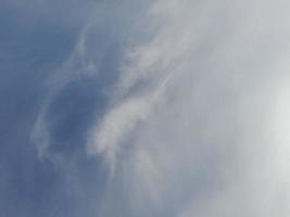 lindas nuvens brancas sobre fundo de céu azul profundo. grandes nuvens fofas e brilhantes cobrem todo o céu azul. foto