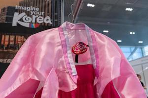 kamchatka, Rússia, outubro 17, 2019 - hanbok - coreano tradicional mulheres roupas vibrante cor para vestuário durante tradicional ocasiões festivais, celebrações, cerimônias. vestir suspensão em roupas cabide. foto