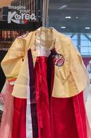 kamchatka, Rússia, outubro 17, 2019 - hanbok - coreano tradicional mulheres roupas vibrante cor para vestuário durante tradicional ocasiões festivais, celebrações, cerimônias. vestir suspensão em roupas cabide. foto