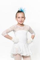 retrato do menina bailarina nove anos de idade dentro branco balé tutu saia em branco fundo foto