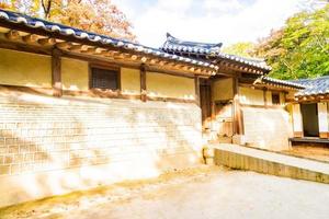 edifícios no palácio de changdeokgung na cidade de seul, coreia do sul foto