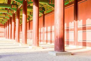 edifícios no palácio de changdeokgung na cidade de seul, coreia do sul foto