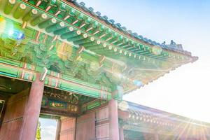 edifícios no palácio de changdeokgung na cidade de seul, coreia do sul foto