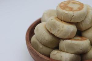 uma fechar acima do Bakpia servido dentro uma de madeira tigela foto