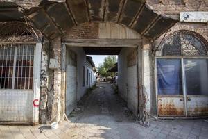 abandonado fantasma cidade. ruínas do a velho industrial construção dentro a cidade foto