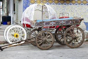 estacionado de madeira carrinho, tradicional rural transporte, histórico objetos, Antiguidade de madeira vagão rodas, colorida de madeira carrinho, turco tradicional vagão foto