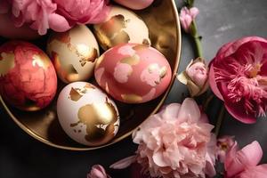 ouro e Rosa decorado Páscoa ovos pintado de mão cercado de peônias, páscoa, à moda mínimo composição, plano deitar foto