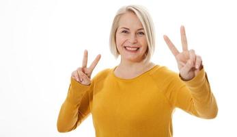 mulher animada feliz mostrando o sinal de vitória foto