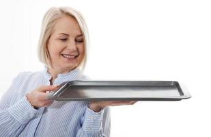 cozinha mulher dá esvaziar bandeja para seu publicidade produtos isolado em branco fundo. zombar acima para usar foto