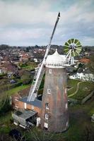 velho Inglês moinho de vento dentro a subúrbios foto