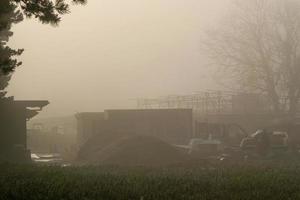 rural dependências em uma nebuloso manhã foto