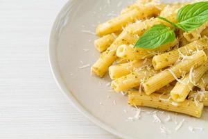 macarrão pesto rigatoni com queijo parmesão foto