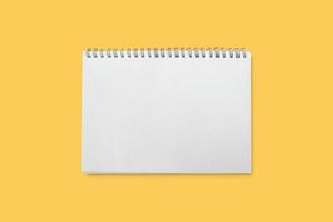 caderno em branco isolado em amarelo fundo incluído recorte caminho. foto