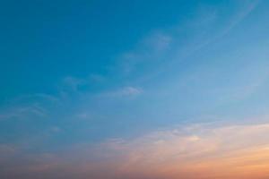 fundo laranja brilhante do céu do sol com nuvens coloridas suaves, foco suave foto