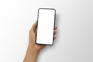 fechar acima do mão segurando Smartphone com branco tela, isolado em branco fundo. foto