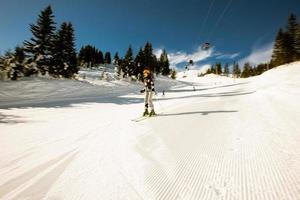 menina às inverno esquiar bênção, uma ensolarado dia aventura foto