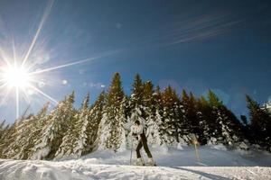 jovem mulher às inverno esquiar bênção, uma ensolarado dia aventura foto