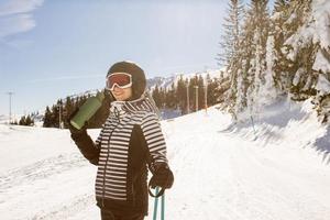 jovem mulher desfrutando inverno dia do esquiar Diversão dentro a neve foto