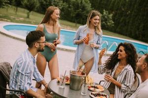 jovem pessoas ter verão celebração do comida, bebida, e amizade foto