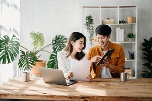 retrato do sucesso ásia o negócio pessoas trabalhando juntos dentro casa escritório. casal trabalho em equipe comece conceito foto