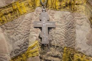 antigo Cruz do a 15º século. ortodoxo placa com Antiguidade inscrições. foto