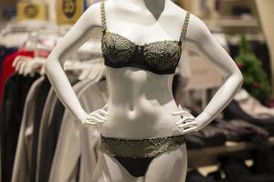 fêmea corpo manequim dentro calcinhas e sutiã. fazer compras lingerie. foto