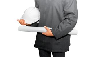 mão do Engenharia segurando papel plano projeto com branco segurança capacete plástico dentro construção isolado em branco fundo e recorte caminho foto