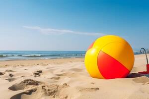 de praia bola e snorkel em a areia, slue céu, verão período de férias conceito com cópia de espaço. foto