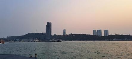 construção em ilha dentro frente do céu foto