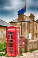 cabina telefônica vermelha, caixa postal e bandeira da união no Reino Unido foto