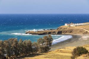 vista da praia da vila de pachyamos em Chipre foto