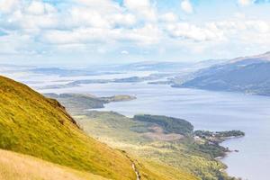 vista em Loch Lomond na Escócia foto