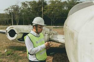 engenheiro mantendo uma helicóptero motor. masculino motor mecânico helicóptero verificação helicóptero antes levar fora foto