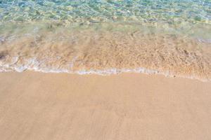 fundo de água de praia de verão tropical azul claro foto