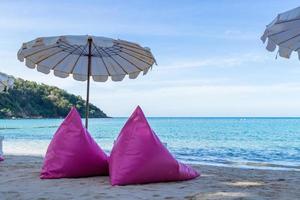 sofás infláveis rosa na praia