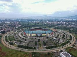 bogor, indonésia 2021 - vista aérea do maior estádio estádio pakansari de drone com nuvens e pôr do sol foto