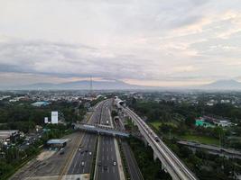 Jacarta, Indonésia 2021- vista aérea do movimento do monotrilho na pista em movimento rápido tirada na estação Cibubur foto